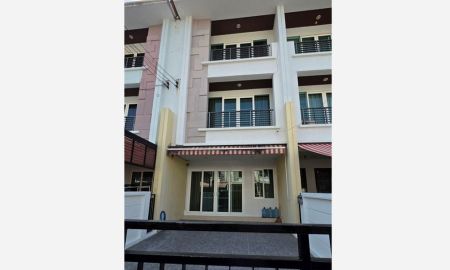 ให้เช่าทาวน์เฮาส์ - บ้านกลางเมือง เอสเซ้นส์ พระราม 9-ลาดพร้าว ทาวน์โฮม 3 ชั้น 22 ตร.วา 3 นอน 3 น้ำ ใกล้ MRT ลาดพร้าว 71