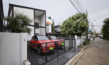 ขายบ้าน - ขายบ้านแฝด 2 ชั้น หลังใหญ่ 52 ตรว. รีโนเวทใหม่ ย่านโชคชัย 4 ซอย 50 ลาดพร้าว