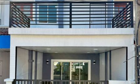 ขายทาวน์เฮาส์ - ขายทาวน์เฮ้าส์ 2 ชั้น หมู่บ้านศิริวรรณ 1 ซอยบางกร่าง 26 ใกล้รถไฟฟ้าสายสีม่วง สถานีบางรักใหญ่ เนื้อที่ 16 ตารางวา 2 ห้องนอน