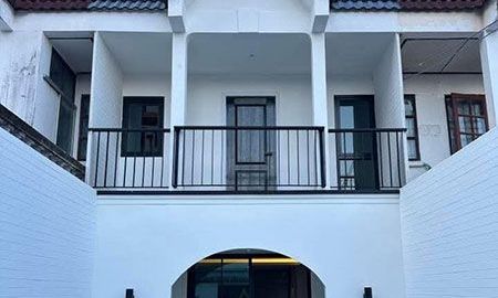 ขายทาวน์เฮาส์ - ขายทาวน์โฮมรีโนเวทใหม่ ทำเลกลางเจ็ดยอด เชียงใหม่ เดินทางไปห้างเมญ่าเพียง 2 กม., ไปมช.3 กม.