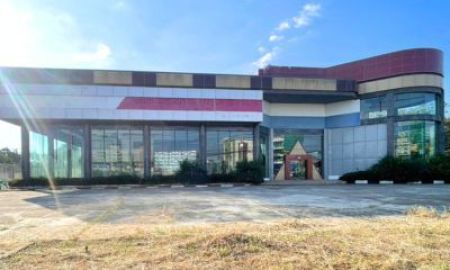 ให้เช่าอาคารพาณิชย์ / สำนักงาน - โชว์รูม โกดัง ที่ดิน 3 ไร่ ใกล้ Central Chiang Mai เพียง 1.5 กม. หายาก พื้นที่โชว์รูมบนถนนสายหลักระหว่างเมือง