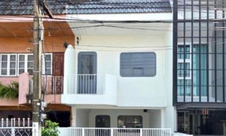 ขาย-ให้เช่าทาวน์เฮาส์ - ขายหรือให้เช่าทาวน์เฮ้าส์ย่านโชคชัยสี่ พื้นที่ใช้สอย 95 ตรม. บนพื้นที่ 19 ตรว. ลาดพร้าว จำนวน 2 ชั้น หลังมุมรีโนเวทใหม่