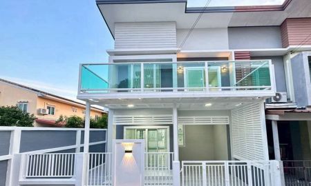 ขายทาวน์เฮาส์ - ขายทาวน์เฮ้าส์ 2 ชั้น หลังมุม หมู่บ้านบัวทองธานี เฟส 17 ซอย 26/6 เนื้อที่ 28.4 ตารางวา 4 ห้องนอน ตำบลบางบัวทอง อำเภอบางบัวทอง จังหวัดนนทบุรี