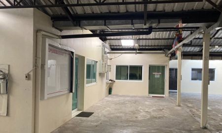 ให้เช่าโรงงาน / โกดัง - ให้เช่าสำนักงานพร้อมพื้นที่จอดรถและคลังสินค้ารวม 1200 ตารางเมตรทำเลลาดพร้าว โชคชัยสี่ ค่าเช่าเดือนละ 140,000 บาท