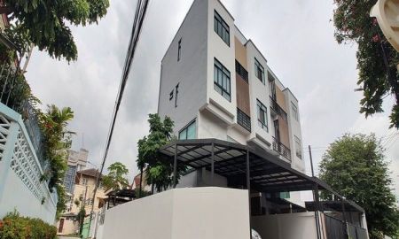 ขายทาวน์เฮาส์ - ขายทาวน์โฮม 3.5 ชั้น ขนาดใหญ่ หลังมุม 42.3 ตรว. ลาดพร้าว 25 หน้าบ้านกว้าง 12 เมตร ใกล้แยกรัชดาลาดพร้าว ใกล้ MRT ลาดพร้าว