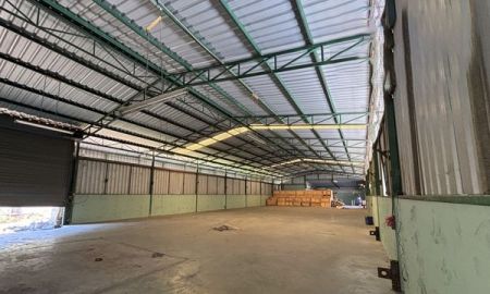 ขายโรงงาน / โกดัง - ขายอาคารโรงงาน/โกดังเนื้อที่ 4 ติดถนนไร่พื้นที่ใช้สอย 2,500 ตร.ม พื้นที่สีส้มลาย ตำบลบึง อำเภอศรีราชา จังหวัดชลบุรี ราคาขาย 45 ล้านบาท
