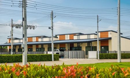 ขายทาวน์เฮาส์ - สราญเพลสวิลล์ นิคมพัฒนา ระยอง มีให้เลือกทั้งแบบ ทาวน์โฮม และ บ้านแฝด 2 นอน 2 น้ำ ใกล้นิคม WHA ระยอง