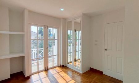 ขายบ้าน - ขายบ้านเดี่ยวรีโนเวทใหม่ตกแต่งบิวอิ้นพร้อมอยู่ ติดรถไฟฟ้า 2 สาย เพียง 150 ม. ราคา 6.5 ล้าน