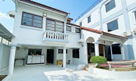 ให้เช่าบ้าน - BTSอ่อนนุช 1.8กม. ARL หัวหมาก 3 กม.ให้เช่าบ้านเดี่ยว 2 ชั้น ใหม่ 300 ตร.ม.อ่อนนุช13-19 100 ตร.วา. ฟังก์ชันครบ 4 นอน 4 น้ำ เฟอร์ฯพร้อมอยู่