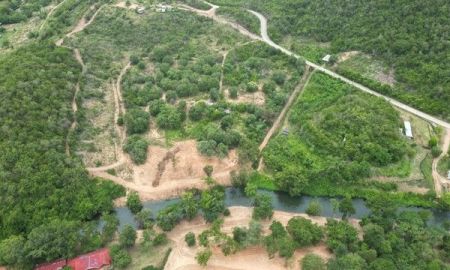 ขายที่ดิน - ขายที่ดินติดแม่น้ำเพชรบุรี ส่วนติดแม่น้ำกว้าง 180 เมตร แก่งกระจาน เพชรบุรี 50 ไร่ เหมาะทำโฮมสเตย์ ลานกางเต็นท์ คาเฟ่ ไร่ละ 450000 บาท