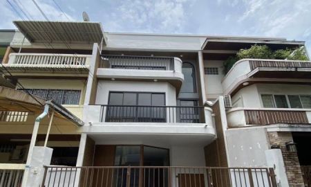 ขายทาวน์เฮาส์ - ขายถูกทาวน์โฮม 3 ชั้น มบ. เกษมสันต์1 ลาดพร้าว71 ถนนนาคนิวาส ขนาด 25 ตรว. 3 นอน 3 น้ำ บ้านสวย บ้านเปล่า รีโนเวทใหม่ทั้งหลัง ใกล้ เซ็นทรัลอีสต์วิลล์