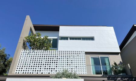 ขายบ้าน - ขายบ้านตัวอย่าง 62.1 วา 4 ห้องนอน, 4 ห้องน้ำ, 3 ที่จอดรถ, ห้องแม่บ้าน เฟอร์นิเจอร์บิวท์อินตกแต่งครบทั้งหลัง หิ้วกระเป๋าเข้าอยู่ได้เลย บางนา