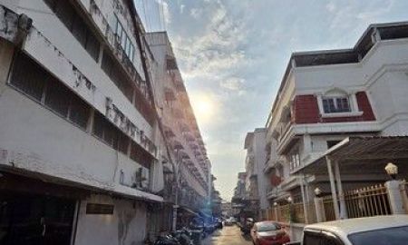 ให้เช่าอาคารพาณิชย์ / สำนักงาน - ให้เช่ตึกแถว 4 คูหาทะลุถึงกัน พื้นที่กว่า 500 ตรม. นราธิวาส 14 สาทร มีห้องทำงานห้องผู้บริหาร ห้องครัว ห้องน้ำทุกชั้น