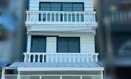 ขายทาวน์เฮาส์ - ขายทาวน์โฮม 4 ชั้น ขาย 1.79 ล้าน ฟรีโอน 8 ห้องนอน 5 ห้องน้ำซอยร่มเกล้า รีโนเวทใหม่ทั้งหลัง โรงเรียนสารสาสน์วิเทศร่มเกล้า