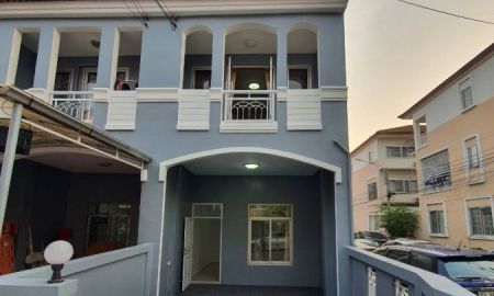 ขายทาวน์เฮาส์ - ขายทาวน์เฮ้าส์ 3 ชั้น 3 ห้องนอน 3 ห้องน้ำ 1 ห้องรับแขก 1 Family room 1 ห้องทานอาหาร 1 ห้องครัว จอดรถได้ 5 คันซอยเฉลิมพระเกียรติร 9 ซอย 28