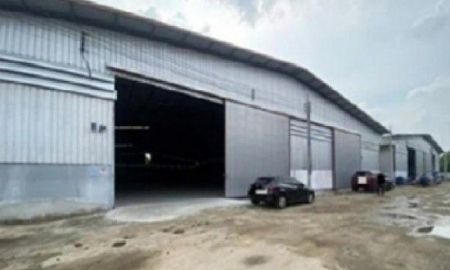 ให้เช่าโรงงาน / โกดัง - ให้เช่าโกดังพร้อมสำนักงาน พื้นที่ 2,200 ตารางเมตร ถนนบางนา ตราด-กม.5 เข้าซอยไม่ลึก เข้าออกได้หลายทาง รถใหญ่ , รถเทรลเลอร์ 40 ฟุต เข้าออกสะดวก