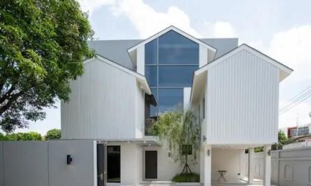 ขาย-ให้เช่าบ้าน - ให้เช่า-ขายบ้านเดี่ยว3ชั้น 60 ตร.ว. สุขุมวิท 71 ซอยปรีดีพนมยงค์ 14 Modern Style หลังมุม ใกล้ BTS พระโขนง