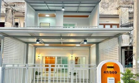 ขายทาวน์เฮาส์ - รีโนเวทใหม่ ทาวน์เฮ้าส์ เนื้อที่ 17 ตร.ว หมู่บ้านร่มเงาไม้ บางคูรัด