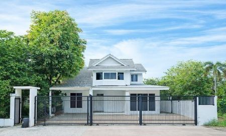 ให้เช่าบ้าน - ให้เช่าบ้านเดี่ยว 2 ชั้น หัวมุม ทำเลเด่น ใกล้ MRT สัมมากรเพียง 200 ม. รามคำแหง 110-112 บ้านกว้าง อยู่สบาย เฟอร์นิเจอร์ครบ 2-3 ห้องนอน