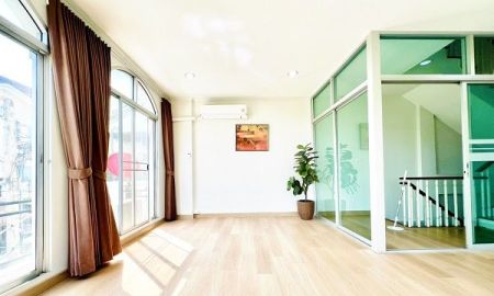 ให้เช่าทาวน์เฮาส์ - ให้เช่าบ้านทาวน์โฮมหมู่บ้านกลางเมือง ศรีนครินทร์ใช้สอย 260 ตรม 3 ห้องนอน3 ห้องน้ำ 5 แอร์ 2 ห้องนั่งเล่น ห้องครัว เฟอร์นิเจอร์ครบครัน