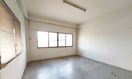 ให้เช่าทาวน์เฮาส์ - ให้เช่าตึกแถวห้องมุม 3 ชั้นครึ่ง หลังเทศบาลบางพระ 4 นอน 3 น้ำ