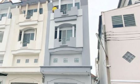 ให้เช่าอาคารพาณิชย์ / สำนักงาน - พระจอมเกล้าลาดกระบัง 4.2 กม. Big C เคหะร่มเกล้า 150 ม. 7-Eleven 50ม. 2แห่ง Lotus อาคารพาณิชย์ 3.5 ชั้น 3นอน 3น้ำ 20ตรว. 280ตรม. ให้เช่า