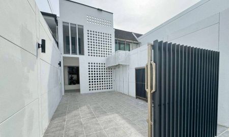 ขายทาวน์เฮาส์ - ขายทาวน์เฮ้าส์ 2 ชั้น มบ.คลองตันนิเวศน์ สุขุมวิท 71 ขนาด 24 ตรว. 2 นอน 2 น้ำ บ้านเสวย พร้อมเฟอร์นิเจอร์ รีโนเวทใหม่สไตล์มินิมอล ใกล้ Gateway Ekkamai