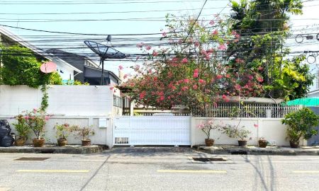 ขายบ้าน - ขายบ้านเดี่ยว 2 หลัง เนื้อที่ 142 ตร.ว. ซ.รัชดาภิเษก 52 ทำเลรัชวิภา ใกล้ทางด่วนศรีรัช