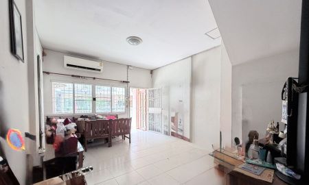 ขายทาวน์เฮาส์ - ขาย ทาวน์โฮม 3 ชั้น 17.5 ตร.ว หมู่บ้านปริญลักษณ์ แจ่มจันทร์ นวมินทร์