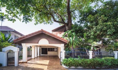 ขายบ้าน - ขายบ้านเดี่ยว หมู่บ้านปรีชาล้ำเพชร รีโนเวทใหม่ ซอยรามคำแหง 76 ที่ดิน 111 ตารางวา 3 ห้องนอนใหญ่ 3 ห้องน้ำใหญ่ จอดรถในบ้าน 4 คัน หน้าบ้าน 4 คัน