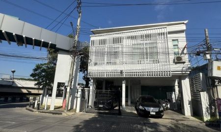 ขายทาวน์เฮาส์ - ขายโฮมออฟฟิศ ถูกสุดในย่านนี้ อาคาร 2 ชั้น ที่ดิน 77 ตร.วา การเดินทางสะดวก ติดถนนกาญจนาภิเษก ภายในตกแต่งได้ทันสมัยและลงตัว
