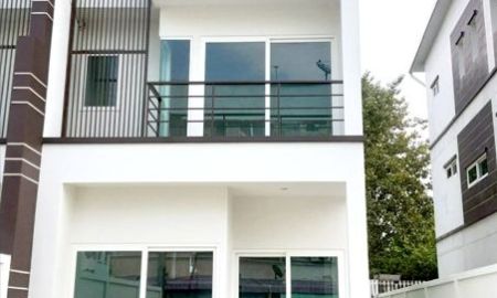 ขายบ้าน - ขายด่วน! บ้านแฝด 3 ชั้น สภาพมือหนึ่ง ทำเลทองติดถ.สุคนธสวัสดิ์ เดินไปสตรีวิทย์ 2 ได้! เจ้าของขายเอง ราคา 6.9 ล.