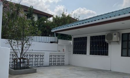 ให้เช่าบ้าน - ให้เช่าบ้านเดี่ยวรีโนเวทใหม่ ลาดพร้าว 80 พื้นที่ 55 ตร.ว. มีที่จอดรถ พร้อมเข้าอยู่