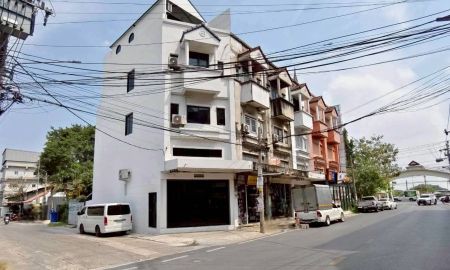 ขายอาคารพาณิชย์ / สำนักงาน - อาคารพาณิชย์ 4 ชั้นครึ่ง รีโนเวทใหม่ทั้งหลัง หมู่บ้านบางพลีนิเวศน์ พร้อมเฟอร์นิเจอร์ (หลังมุม) บางพลี-กิ่งแก้ว