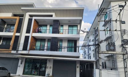 ขายอาคารพาณิชย์ / สำนักงาน - ขายอาคารพาณิชย์ 3 ชั้น พร้อมผู้เช่า โครงการ DComplex(ดี คอมเพล็กซ์) ปิ่นทอง1 ศรีราชา ชลบุรี ใกล้นิคมฯ 600 ม