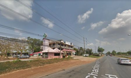 ขายที่ดิน - ขายที่ดิน 18 ไร่ พร้อมอาคาร 6 คูหา ติดถนนฉะเชิงเทรา-กบินทร์บุรี(304) ทำเลดี ใกล้นิคม 304 - 6 กม. จ.ปราจีนบุรี