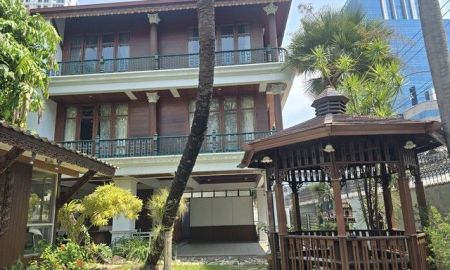 ให้เช่าบ้าน - บ้านเดี่ยวไม้สักสูง3ชั้นให้เช่า ทำเลย่านเอกมัย BTSเพียง200เมตร