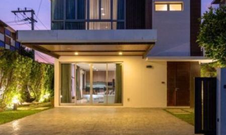 ให้เช่าบ้าน - Rochalia Resort Villas บ้านเดี่ยว 3 ชั้น ดาดฟ้าวิวดอยสุเทพ, Jacuzzi. ซาวน่า สไตล์ Modern Luxury