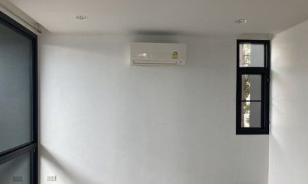 ให้เช่าทาวน์เฮาส์ - ให้เช่า สำนักงาน 3 ชั้น เดินทาง เพียง 3 นาที จาก MRT สุทธิสาร และ เพียง 850 เมตร จาก สี่แยกสุทธิสาร ถนนวิภาวดี