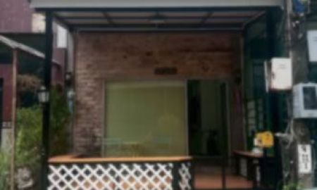 ขายทาวน์เฮาส์ - ขายอาคาร 4 ชั้น รีโนเวทใหม่ พื้นที่ 18 ตรว. โครงการศรีวราออฟฟิส รามคำแหง 39 เลียบทางด่วน ราคา 5.3 ล้าน