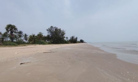 ขายที่ดิน - ขายที่ดินไร้สิ่งปลูกสร้างติดชายหาดขนาด 1-1-39 ไร่ เหมาะสำหรับสร้างบ้าน ตั้งอยู่บนหาดบ่อนอก กุยบุรี