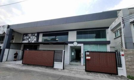 ให้เช่าโรงงาน / โกดัง - ให้เช่าโกดัง พร้อมออฟฟิศ 2 ชั้น พื้นที่รวม 440 ตรม. ใกล้สี่แยก คลองตัน ทำสัญญาเช่าในนามบริษัทได้