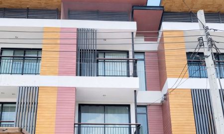 ขายทาวน์เฮาส์ - ขายทาวน์เฮาส์ 3 ชั้น หมู่บ้านผาสุขสันติ ซ.พัฒนาการ 67 แยก 10 พร้อมเข้าอยู่ ทำเลดีใกล้แอร์พอร์ตลิงก์และทางด่วน