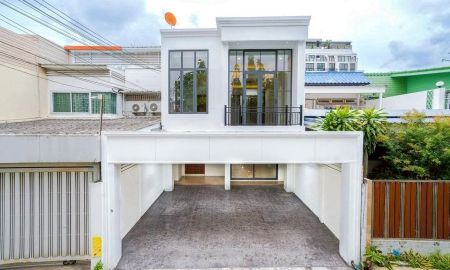 ขายบ้าน - ขายทาวน์โฮม เอกมัย ซอย 12 ไม่เคยปล่อยเช่า พร้อมอยู่ได้เลย