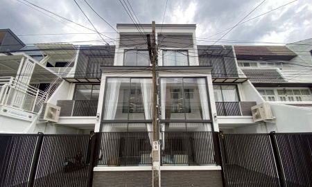 ขายบ้าน - ทาวน์โฮมหรูใจกลางเอกมัย 22 ขายพร้อมผู้เช่า 85,000 บาท บ้านรีโนเวทใหม่ทั้งหลัง