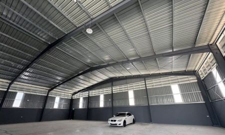 ให้เช่าโรงงาน / โกดัง - ให้เช่าโรงงานพร้อมออฟฟิศ 2 ชั้นพื้นที่รวม 600 ตารางเมตร ติดถนน 9 กิโลศรีราชา ใกล้นิคมสหพัฒน์ และท่าเรือแหลมฉบัง