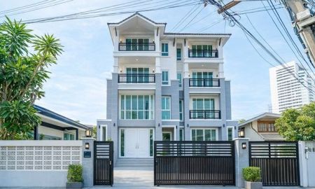 ให้เช่าทาวน์เฮาส์ - ทาวน์โฮม 3.5 ชั้น เอกมัย10-12 ใกล้ BTS เอกมัย 2 กม.พร้อมชั้นลอย 3 นอน 3 น้ำ 27 ตร.ว. 340 ตร.ม.ทำเลปรีดี พนมยงค์ ดองกี้ มอลล์ ทองหล่อ