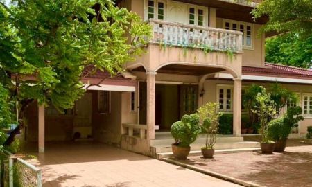 ขายบ้าน - ขายที่ดินพร้อมบ้านเดี่ยว 2 ชั้น สไตล์คลาสสิก กรุงเทพนนท์ 14 ทำเลดี ใกล้ MRTแยกติวานนท์ 150 เมตร