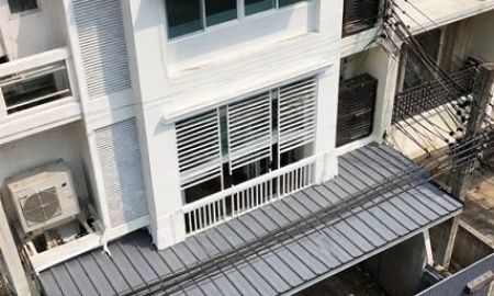 ให้เช่าทาวน์เฮาส์ - เอ็มควอเทียร์ 1 กม. 200 ตร.ม. 17 ตร.ว. ใกล้ BTS ทองหล่อ 700 ม. ทาวน์โฮม 3 ชั้น 3 นอน 4 น้ำ