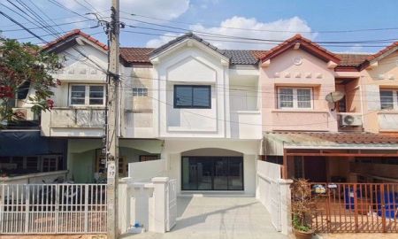 ขายทาวน์เฮาส์ - หมู่บ้านนภาพร บ้านสวยตกเเต่งใหม่ เดินทางสะดวกใกล้รถไฟฟ้าสายสีม่วง